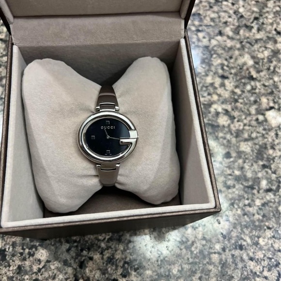Gucci watch for a woman’s - Picture 2 of 5